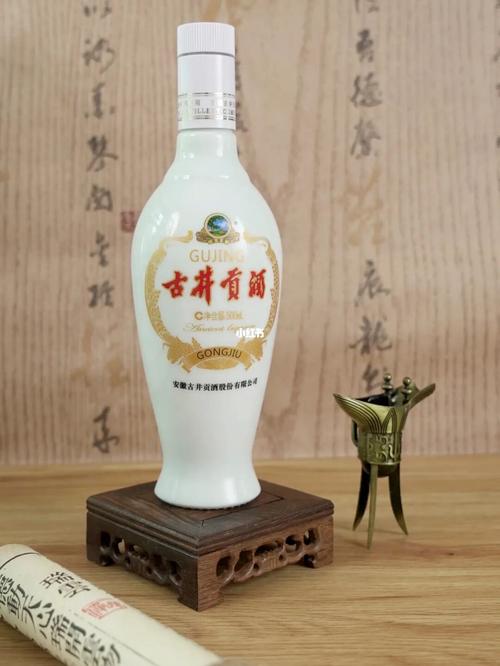 古井贡酒老瓷贡诞生于上世纪80年代,一经上市就十分火热,广受好评