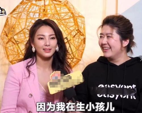 张雨绮龙凤胎孕照曝光!穿内衣炫出巨大孕肚,连肚脐都被撑平了