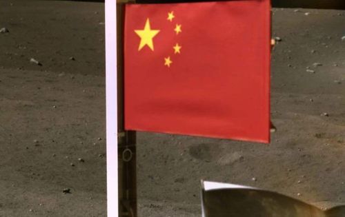 嫦娥五号月球支起国旗,西方媒体接连发出质疑,矛头直指美宇航局