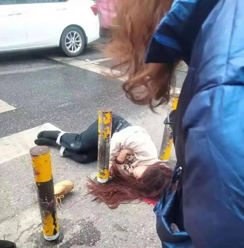 萍乡润达门口突发车祸一女子躺地上头部流血不止