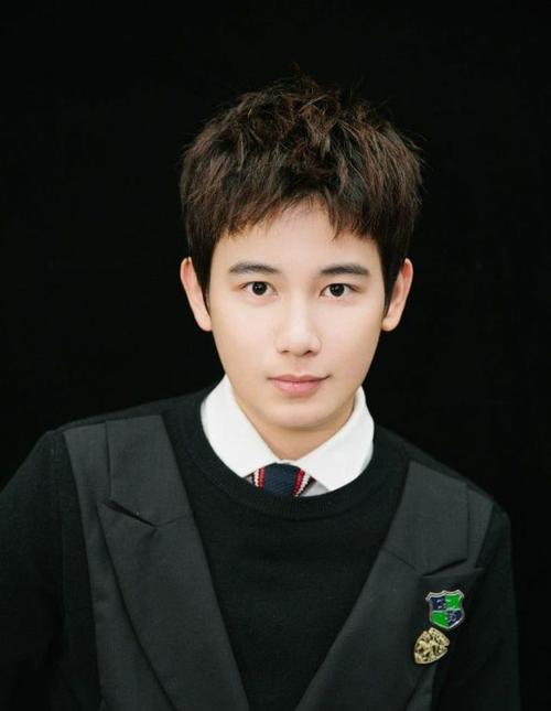 原创胡先煦近照被曝瘦下来的胡先煦妥妥的氛围感帅哥