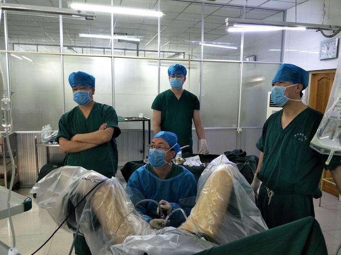 术中,耿波老师与我院泌尿外科主任(邵春南主任医师)交替为患者手术