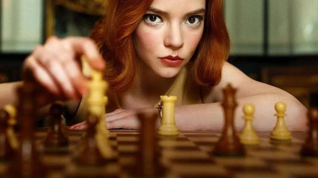 《女王的棋局》:当把男性成功者的故事换成女性