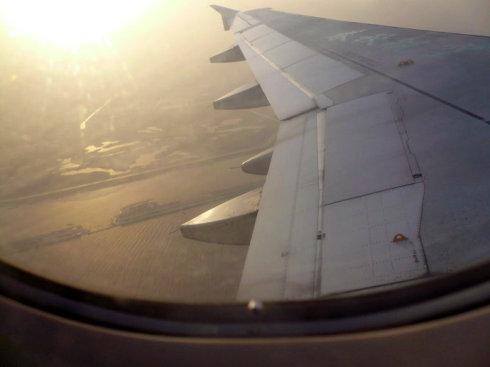 我做的位置正好是窗口,在飞机刚起飞时,我就抓拍了几张照片.