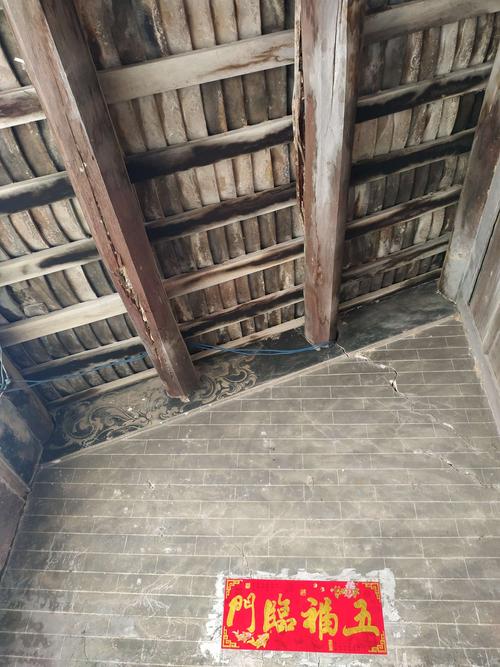 虽已没有了院落,门庭,照壁,但比一般的民宅举架高,进深宽,房顶起脊上