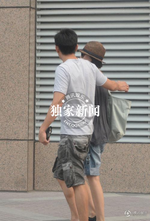 袁泉夏雨当众牵手逛街秀甜蜜 夫妻如胶似漆(组图)