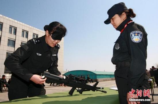 济南女特警蒙眼拆枪如"庖丁解牛"(图)_新浪山东_新浪网