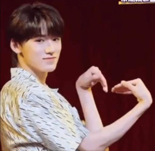 宋亚轩花式比心谁能拒绝这样可爱元气满满的芽芽呢