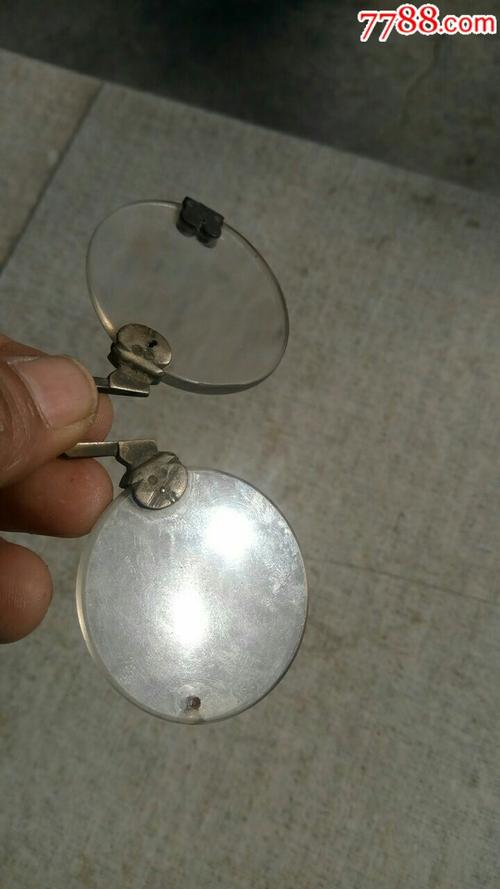 老石头眼镜,框上有名款,没镜腿了