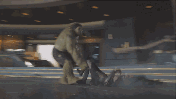 大喊道我可是神,然后就被绿巨人砸过来砸过去,最后一副生无可恋的表情