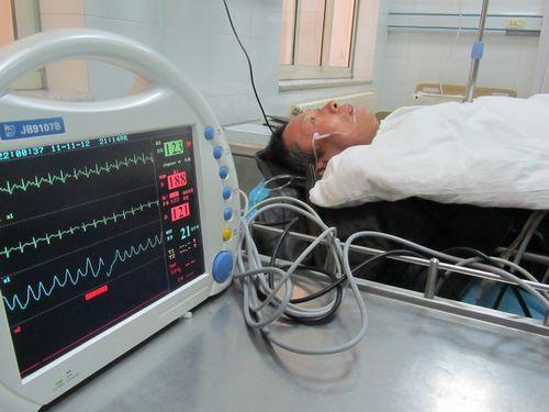 患者正在进行心电监护