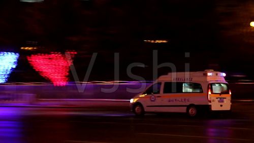 【原创实拍】夜晚疾驰而过的120救护车_1920x1080_(:)