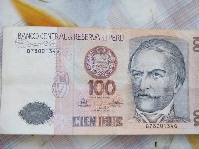 纸币正面上方的文字"banco central de reserva del peru"是西班牙语"