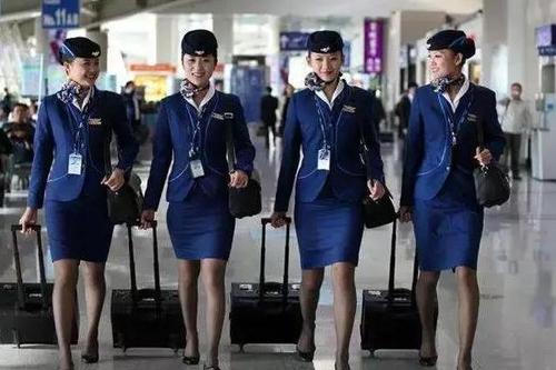 乘客登机时,为什么空姐会把手背在身后?除了礼貌之外