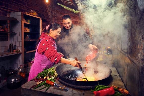 抖音生活英雄桃子姐一家人吃饭有滋有味我就开心