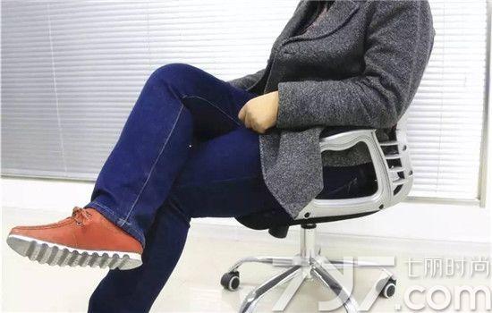 跷二郎腿的危害尤其是女性千万不要跷二郎腿