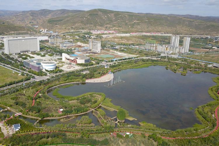 这是9月6日在定西市安定区拍摄的定西公园中的定西湖(无人机照片).