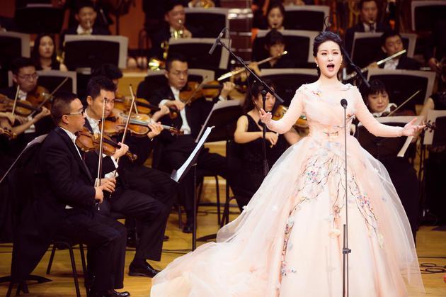 雷佳博士音乐会选曲海纳中西 舞台显专业实力