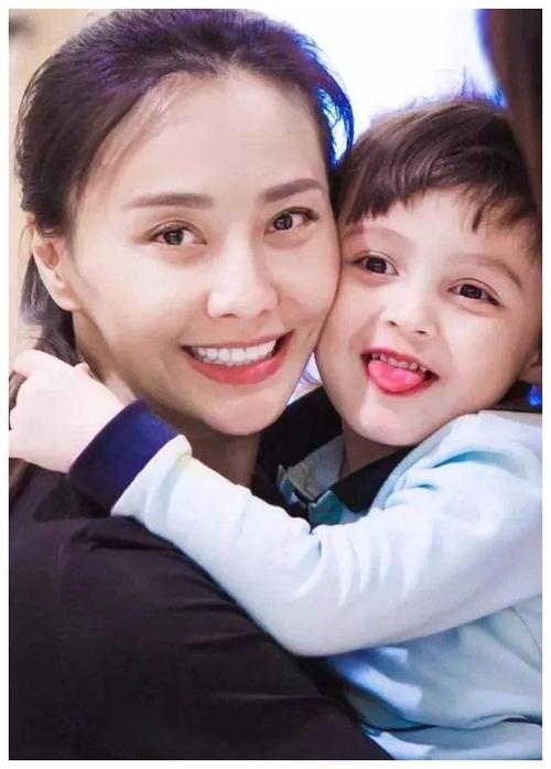 而让人惊讶的是,马雅舒的小女儿米雅也是经典外国女孩的长相,五官轮廓