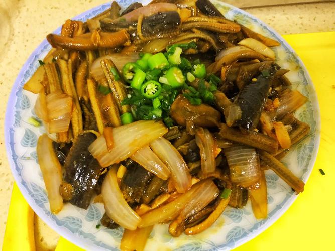  p>芫荽炒鳝丝是一道普通的家常菜,主要原料是鳝鱼,香菜,口味是香脆