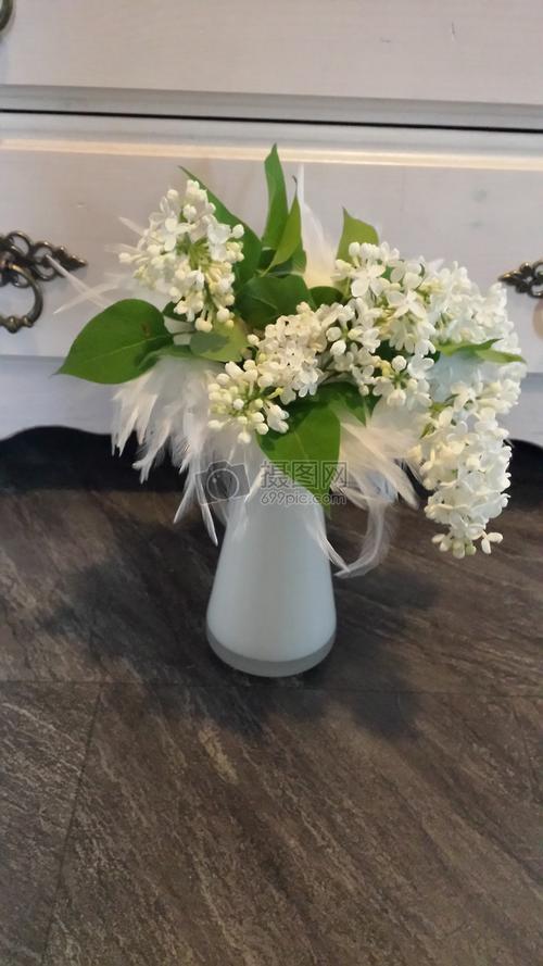 桌上的一束鲜花