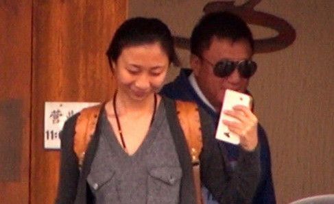 孙红雷被曝与疑似女友亲密外出吃饭逛街图