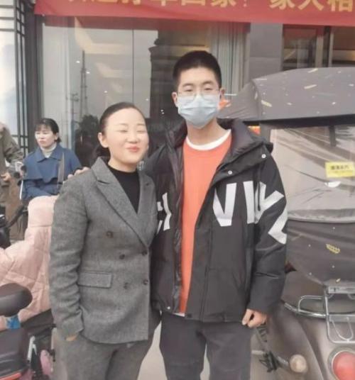 时隔14年的旅行孙卓和妈妈挎着胳膊孙海洋小心翼翼躲在一旁
