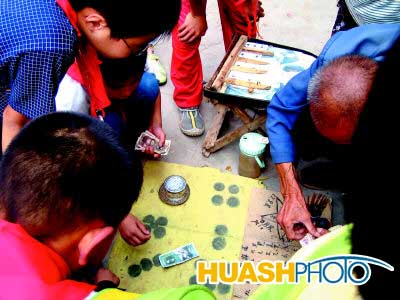 学校门口 学生骰子摇得欢(图)
