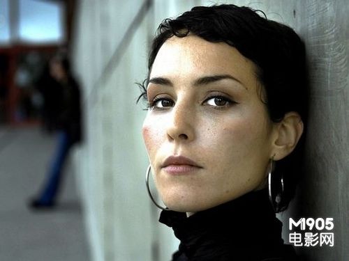 劳米·拉佩斯分饰7角 与"女巫猎人"导演拍科幻 - 娱乐 - 国际在线