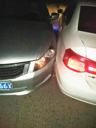 看到对方的车辆只是前轮叶子板有轻微变形,于是李兵决定私了.