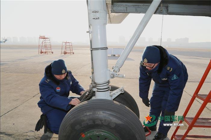 北部战区空军换新式地勤工作服:保暖又舒适