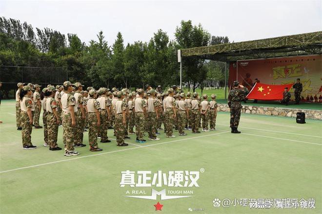 来济南真正小硬汉军事夏令营看看儿童军旅夏令营哪家好?来济南