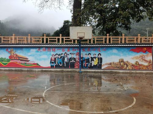 墙绘由黄敦宙(老黄牛)设计和绘制的,富宁县的壮族文化及富宁六大民族