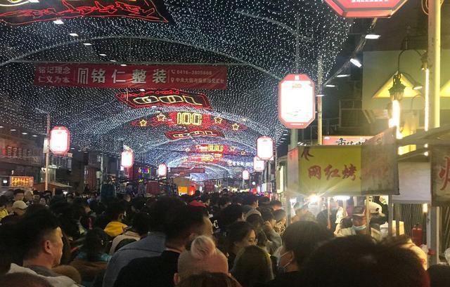 来锦州旅游的人真多五一的锦州夜市被挤爆放眼望去全是人头