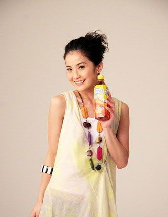 组图:twins俏皮夏日广告秀 清爽卷发活泼动人
