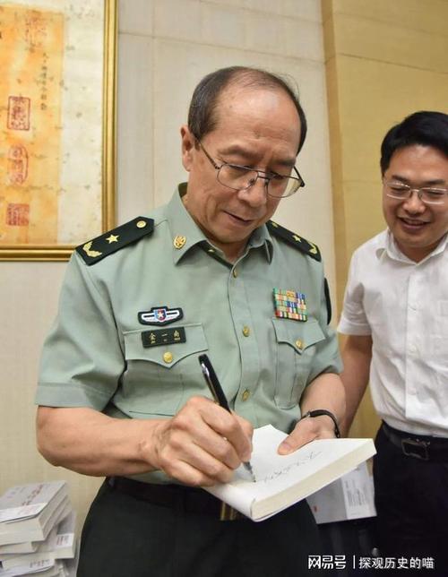 他是开国少将金如柏的儿子,曾任国防大学教授,少将衔,现很有名