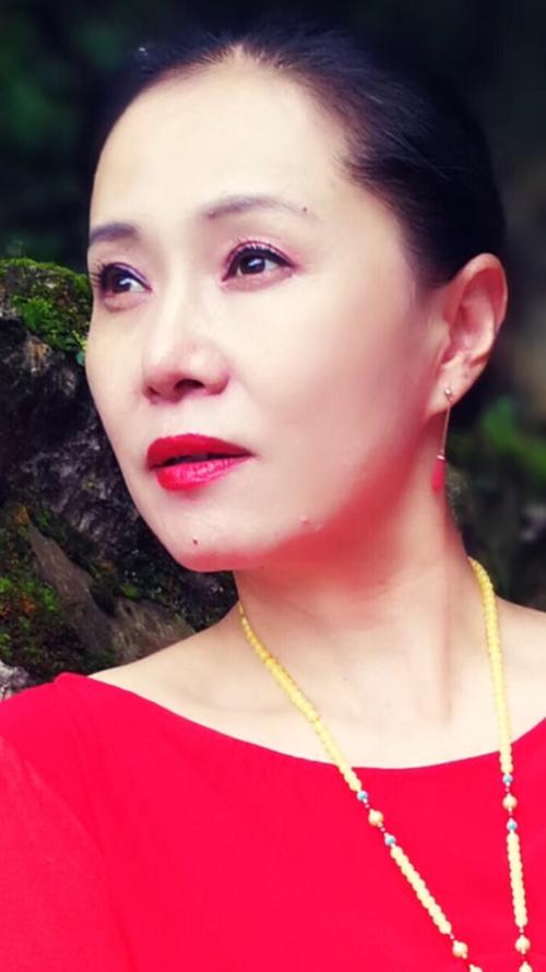 云南白族演员李红梅
