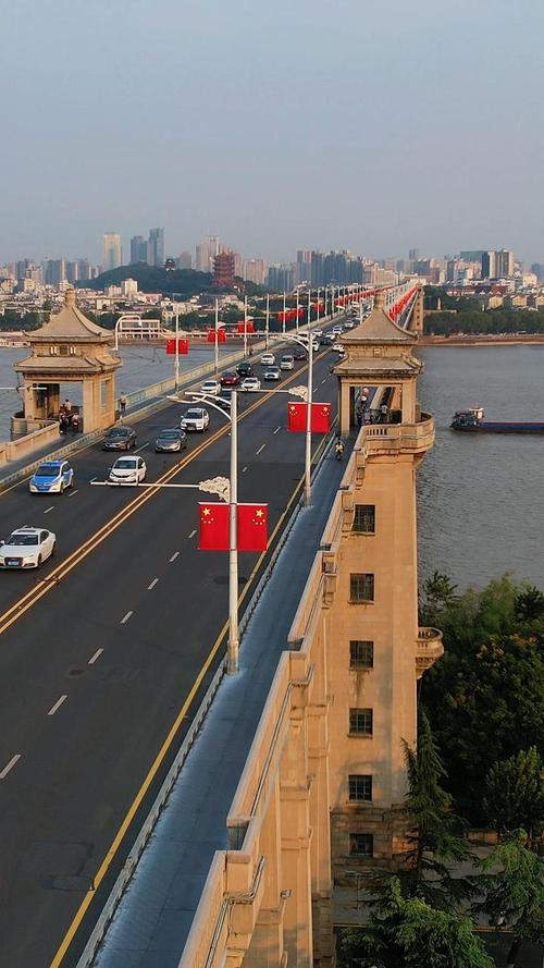 武汉长江大桥上挂满五星红旗