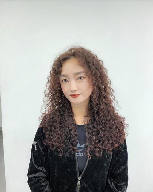 对于发量少的女性,除了短发的纹理烫,这种长发的螺丝卷烫发也很显洋气