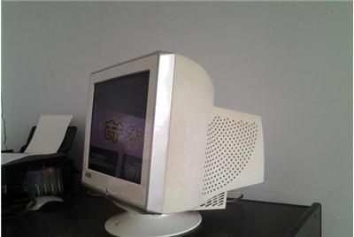 展开全部   如今的显示器大概分为两种:   老式的大脑袋显示器(crt