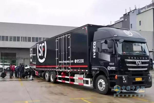 看物流神器红岩杰狮中置轴货运列车如何实力圈粉