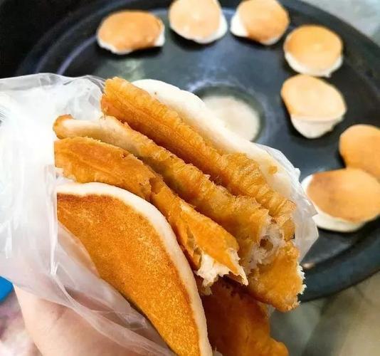 米饭饼 油条,一份4元,是熟客心知肚明的顶配! 排队攻略 地