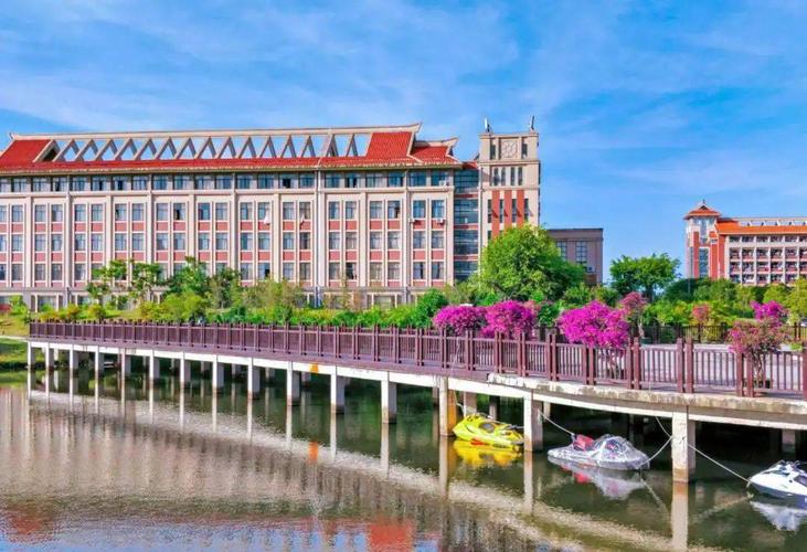 浪漫伴随芬芳的花儿 氤氲温柔醉人的晚霞 在湾大这个3a级景区校园 信