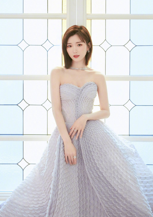 毛晓彤沈梦辰宋轶穿同款,鱼鳞裙浪漫温柔,发型肤色相差悬殊