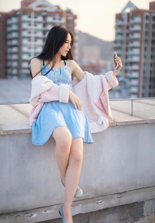 清纯校花迷人女大学生,白皙甜美