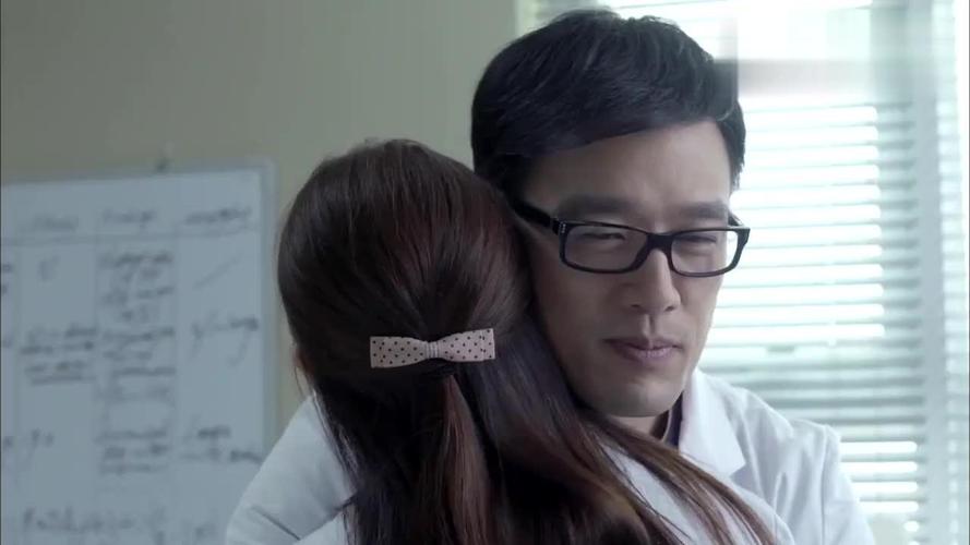 何晶被肖程收服俩人在医院偷偷拥抱这一幕太甜了