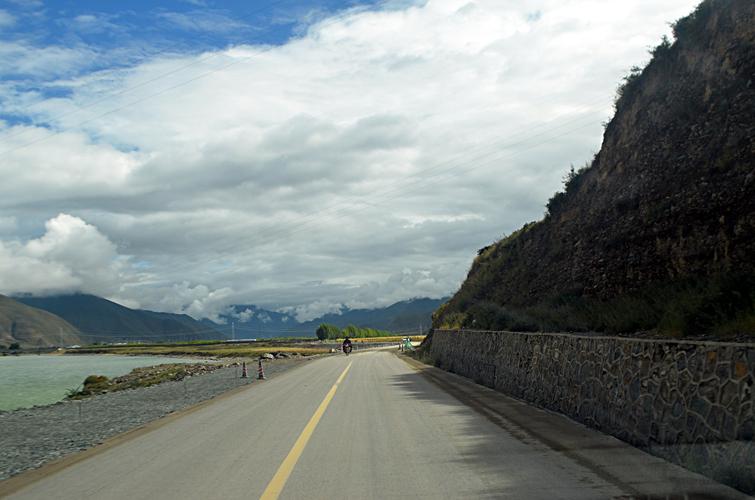 走上349国道.道路在维修中.