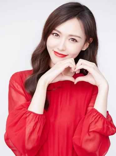 中文名杨颖,1989年2月28日出生于上海,13岁时移居香港,中国影视女演员