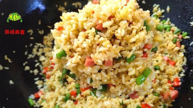 蛋炒饭的家常做法,这两步很关键,出锅后米饭金黄松散