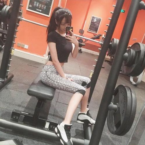 95后"a4腰女神"秀火辣私照 蜂腰翘臀性感爆表